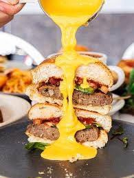Cheddar Waterfall Burger( Cheddar peyniri havuzunda)